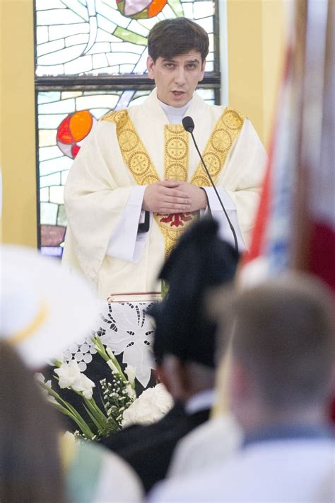 zdjęcie młodej osoby w stroju księdza podczas mszy prymicyjnej