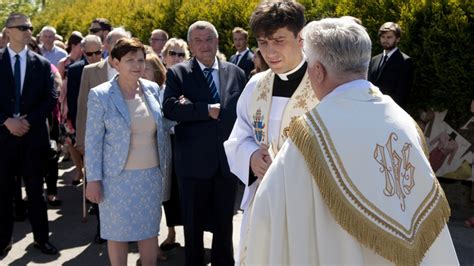 kolaż zdjęć: Beata Szydło, jej syn Tymoteusz, symbol kościoła