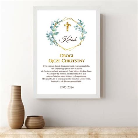 Grafika przedstawiająca Ojca Chrzestnego trzymającego zapaloną świecę chrzcielną.