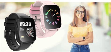 Smartwatch na ręce nastolatka, pokazujący godzinę i powiadomienia