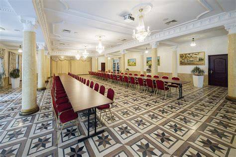 Elegancka Sala Balowa Dworku Weselnego Leśniczówka z kominkiem i parkietem