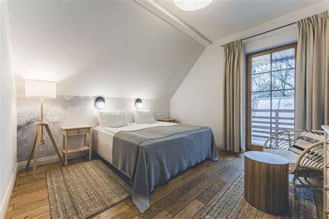 Przytulny pokój hotelowy w Dworku Weselnym Leśniczówka z elementami historycznego wystroju