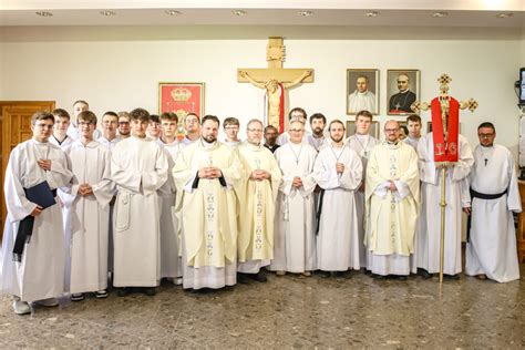 Zdjęcie przedstawiające ministrantów podczas liturgii z udziałem ceremoniarza i animatora