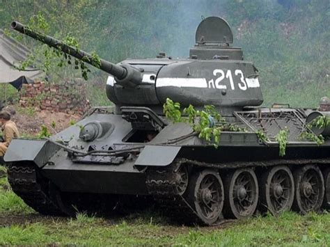 Historyczny czołg T-34 z czasów ZSRR podczas próby defilady Dnia Zwycięstwa na Placu Czerwonym w Moskwie, 7 maja 2022 r.