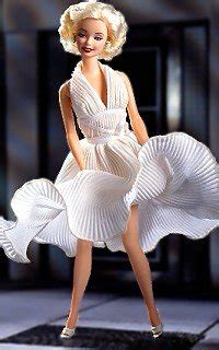 Inspiracja strojem Marilyn Monroe: biała sukienka, czerwone usta, charakterystyczna fryzura.