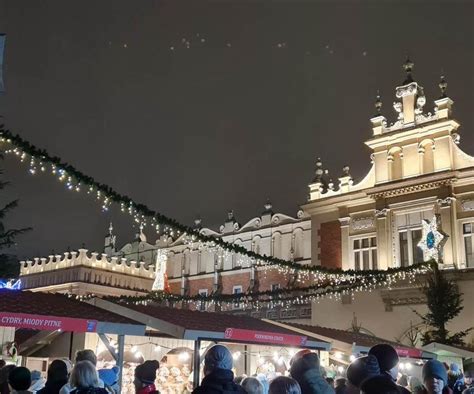 Zdjęcie przedstawiające lodowisko podczas jarmarku bożonarodzeniowego w Ostrawie