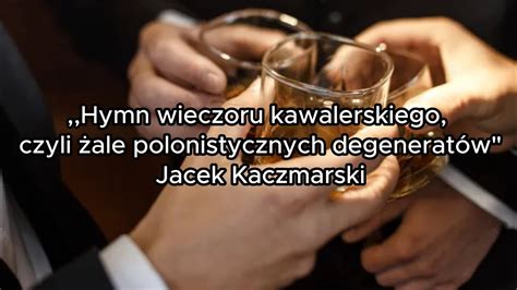 Uczestnicy wieczoru kawalerskiego śmieją się i toastują.