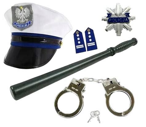 Zdjęcie zestawu stroju policjantki: koszulka, czapka, pasek, kajdanki.