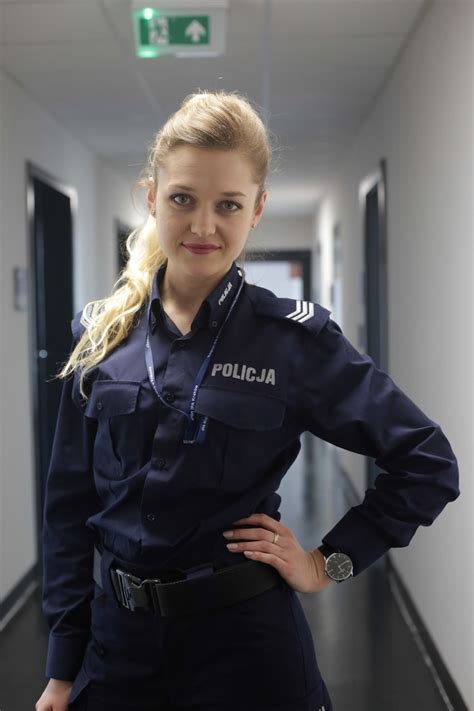 Grafika przedstawiająca parę w intymnej sytuacji, gdzie kobieta ubrana jest w strój policjantki, a mężczyzna jest zafascynowany.