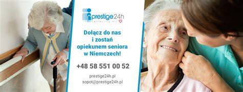 zdjęcie seniorów z uśmiechami na twarzach oglądających występ wnuków