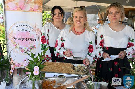 Zdjęcie starostów dożynek lub symboliczne zdjęcie dzielenia chleba