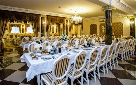 Nowoczesna sala bankietowa w stylu glamour z elementami hollywoodzkiego blichtru
