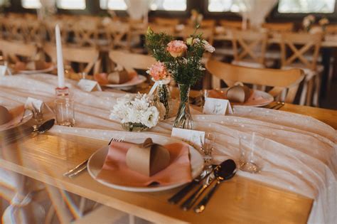 Elegancko udekorowany stół weselny z kwiatami i świecami
