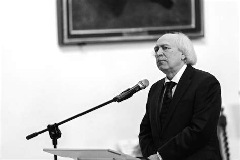 fotografia przedstawiająca prof. Leszka Żukowskiego przemawiającego podczas uroczystości