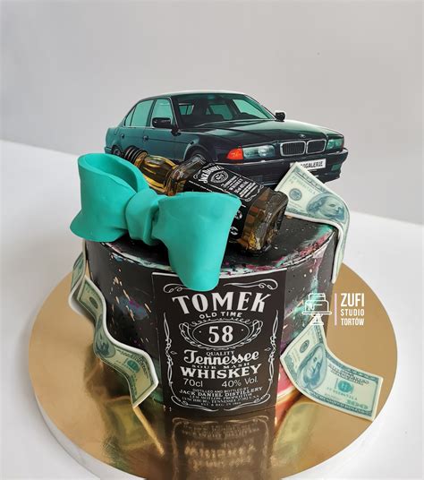 Elegancki męski tort urodzinowy w ciemnych barwach, ozdobiony motywem samochodu sportowego.