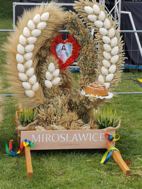 zdjęcie przedstawiające tradycyjny wieniec dożynkowy z symbolicznymi elementami