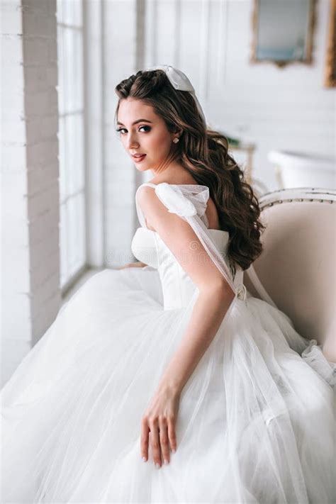 Zdjęcie Panny Młodej z eleganckim upięciem ozdobionym grzebykiem ślubnym.