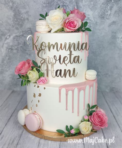 Elegancki tort komunijny z kwiatami i złotymi akcentami
