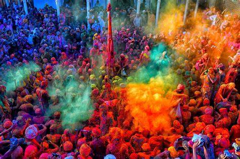 Kolaż zdjęć z Holi Festival - ludzie obsypują się kolorowymi proszkami, uśmiechnięte twarze, tęczowe chmury proszku.