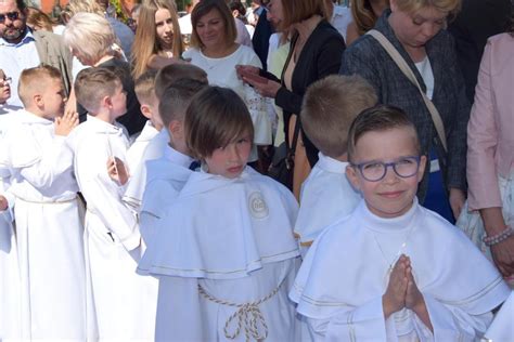 zdjęcie dzieci komunijnych w białych albach podczas Mszy Świętej