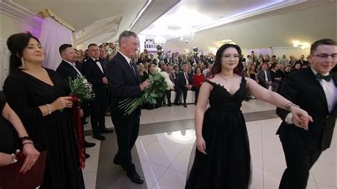 Zdjęcie maturzystów w eleganckich strojach podczas balu studniówkowego w Starogardzie Gdańskim