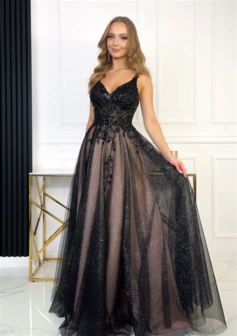 Kolaż zdjęć przedstawiający różnorodne stylizacje na studniówkę: eleganckie sukienki, stylowe garnitury, modne fryzury