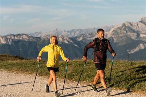Zdjęcie aktywnej grupy podczas zajęć fitness lub nordic walking w górach.