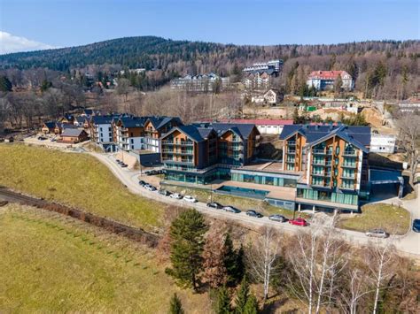 Azor i Albik, psi testerzy Happy Valley Resort, patrzą z nadzieją w oczy właściciela, prosząc o dłuższy spacer