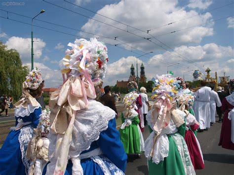 Bamberki w tradycyjnych strojach poznańskich podczas procesji Bożego Ciała.