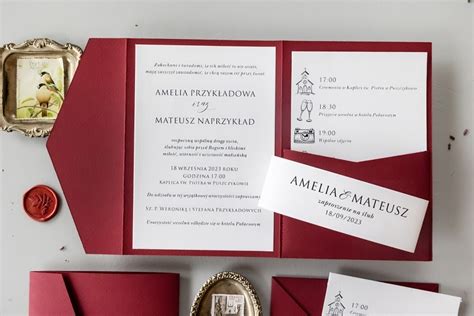 Ilustracja przedstawiająca porównanie dwóch stylów zaproszeń: jedno formalne z elegancką kaligrafią, drugie nieformalne z kolorową grafiką.