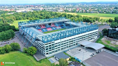 Zdjęcie budynku Stadionu Miejskiego im. Henryka Reymana w Krakowie, gdzie mieści się biuro zawodów.