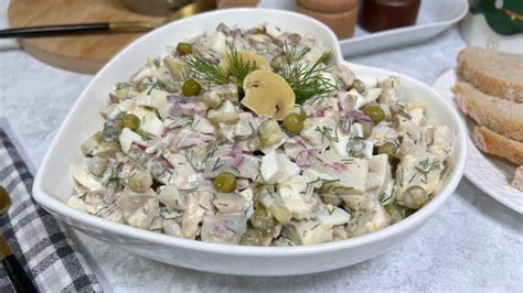 Sałatka śledziowa z grzybkami i cebulką w misce