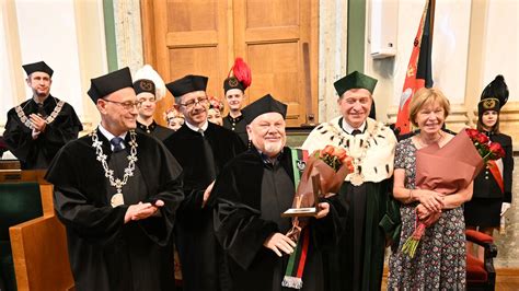 Profesorowie w togach podczas uroczystości akademickiej