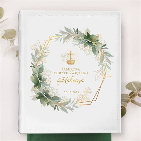 Personalizowany album na zdjęcia z wygrawerowanym imieniem dziecka i datą Chrztu Świętego.