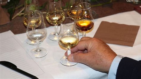 Para podczas degustacji whisky