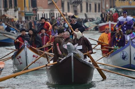 Parada łodzi udekorowanych podczas karnawału na kanale Cannaregio w Wenecji