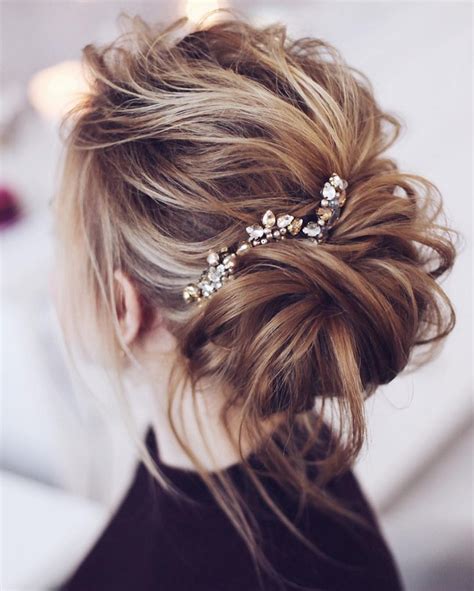 Zdjęcie przedstawiające fryzurę typu messy bun na wesele