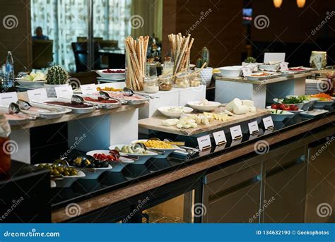 Ilustracja przedstawiająca bogato zastawiony świąteczny stół bufetowy w hotelowej restauracji.