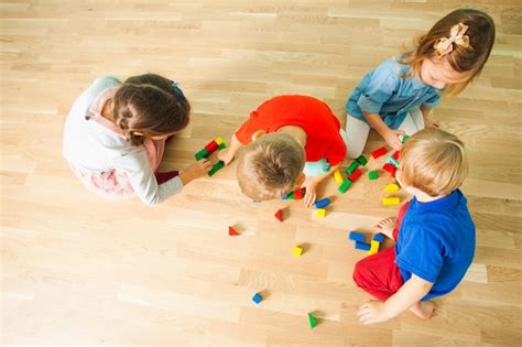 Zdjęcie dzieci bawiących się w nowoczesnym Kids Clubie z kolorowymi zabawkami i grami.