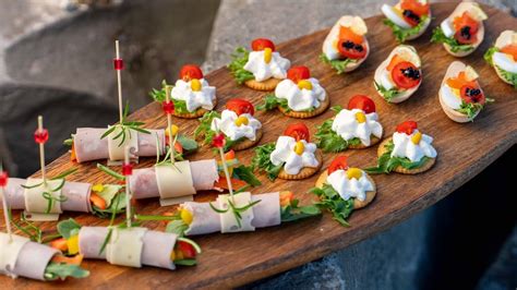 Estetycznie podane przekąski na zimno z oferty cateringu.