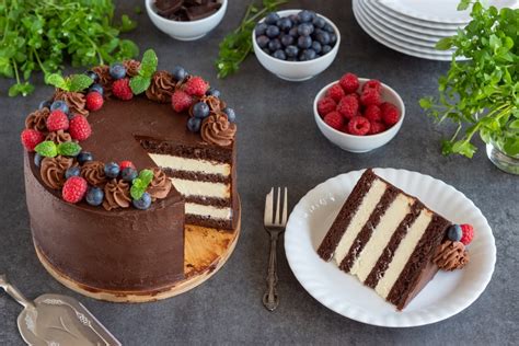zdjęcie tortu śmietankowego z mascarpone z dekoracjami