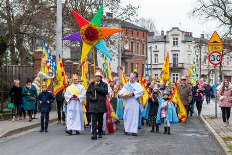 Zdjęcie przedstawiające współczesny Orszak Trzech Króli w polskim mieście