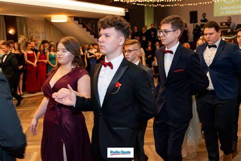 Uczniowie Liceum Ogólnokształcącego im. Stanisława Małachowskiego bawiący się na studniówce w Płocku