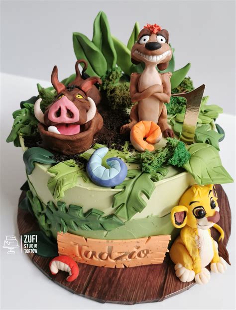 Zbliżenie na tort z widocznym personalizowanym tekstem i zdjęciem z bajki Król Lew.