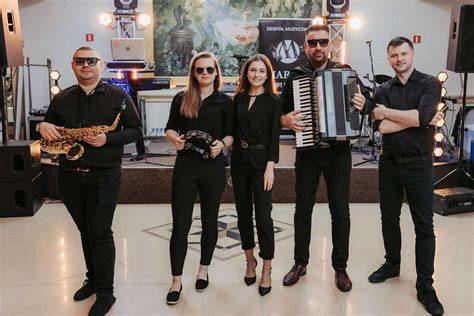 Zespół muzyczny Efekt podczas występu na scenie