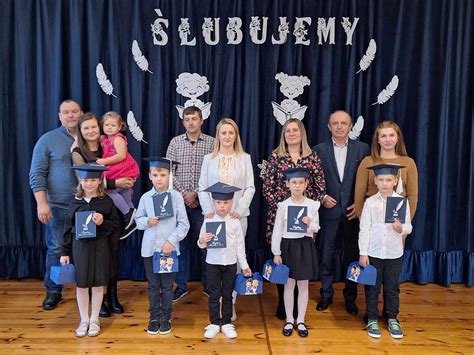 zdjęcie uczniów w strojach galowych śpiewających hymn