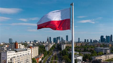 zdjęcie zniczy i biało-czerwonej flagi