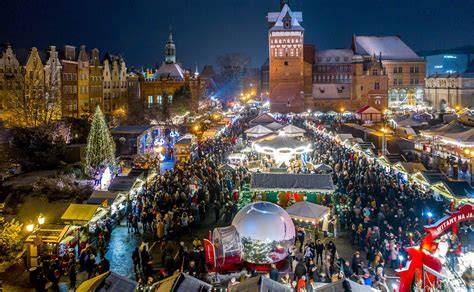 Scena z Jarmarku Wdzydzkiego z ludowymi artystami