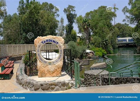 Ujęcie rzeki Jordan w miejscu Yardenit, z widocznymi infrastrukturą dla pielgrzymów.