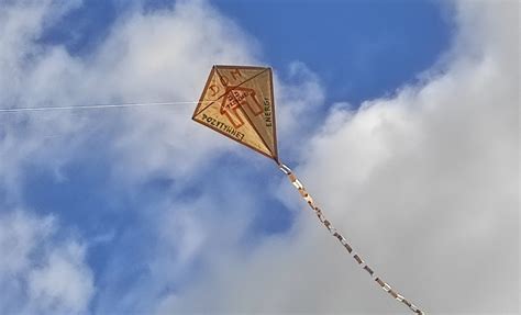 Zdjęcie przedstawiające kolorowe, duże latawce o religijnych motywach unoszące się nad cmentarzem w Gwatemali.